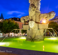 fileadmin/roha/images_galerie/orte_landschaft/Bad_Reichenhall/BAD-REI-RATH-0014-D-roha-Bad-Reichenhall-Rathaus-Platz-Wittelsbacher-Brunnen-Nacht.png