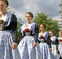 fileadmin/roha/Gautrachtenfest/Bilderglalerie/ab_2000/BR-TRACH-TEI-DIRN-0051-D-roha-Brauchtum-Tracht-Dirndl-Teisendorf-Maibaum.png