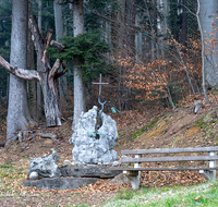 fileadmin/roha/images_galerie/kirche_religion/Anger/KKKM-ANG-HOE-BAN-0010-D-roha-Wegkreuz-Anger-Bannhoegl-Findling-Herbst.png