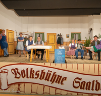 fileadmin/roha/images_galerie/orte_landschaft/Saaldorf/Theater/SAAL-THEAT-2023-2021-04-D-roha-Saaldorf-Theater-Bierkur.png