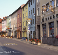 fileadmin/roha/images_galerie/orte_landschaft/Teisendorf/Teisendorf-Markt/TEI-MA-0008-roha-Teisendorf-Markt-Strasse-Fassaden.png