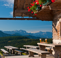 fileadmin/roha/images_galerie/orte_landschaft/Stoisser-Alm/Stoisser-Alm-kulinarisch/TEI-STO-GAS-0017-D-roha-Teisendorf-Stoisseralm-Brotzeit-Weissbier-Berge.png