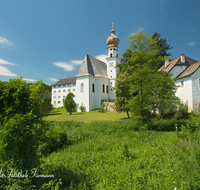 fileadmin/roha/images_galerie/orte_landschaft/Anger/Hoeglwoerth/AN-HOE-0097-03-D-roha-Anger-Hoeglwoerth-Kloster-Torhaus.png