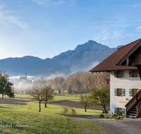 fileadmin/roha/images_galerie/orte_landschaft/Anger/Anger/Anger-Stimmung/AN-UNT-ENG-0004-D-roha-Anger-Unterenglheng-Hochstaufen-Herbst.png