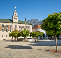 fileadmin/roha/images_galerie/orte_landschaft/Bad_Reichenhall/BAD-REI-RATH-0014-03-D-roha-Bad-Reichenhall-Rathaus-Platz-Wittelsbacher-Brunnen.png