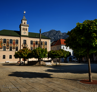 fileadmin/roha/images_galerie/orte_landschaft/Bad_Reichenhall/BAD-REI-RATH-0014-03-D-roha-Bad-Reichenhall-Rathaus-Platz-Wittelsbacher-Brunnen.png