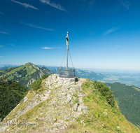 fileadmin/roha/images_galerie/orte_landschaft/Bergen/BERG-HOCHF-0001-04-D-roha-Bergen-Hochfelln-Gipfel-Kreuz-Chiemsee.png