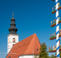 fileadmin/roha/images_galerie/brauchtum/Maibaum/Otting/BR-MAIB-OTT-0009-1-D-roha-Brauchtum-Maibaum-Otting-Kirche-Kirchturm.png