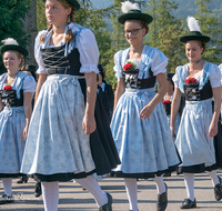 fileadmin/roha/images_galerie/brauchtum/Tracht/BR-TRACH-AUF-VER-ANG-2018-0938-01-D-roha-Brauchtum-Tracht-Aufham-Anger-Festzug.png