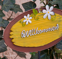 fileadmin/roha/images_galerie/Baum-natur-garten/Haus-Blumenschmuck-Deko/LANDA-WILLK-0003-D-roha-Landart-Garten-willkommen-Schild.png