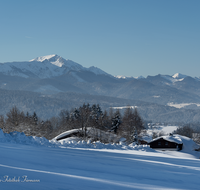 fileadmin/roha/images_galerie/orte_landschaft/Siegsdorf/LANDS-CHIE-BER-WI-0003-D-roha-Landschaft-Neukirchen-Winter-Chiemgauer-Berge.png