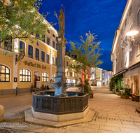 fileadmin/roha/images_galerie/orte_landschaft/Teisendorf/Teisendorf-Markt/TEI-MA-NA-0005-2-D-roha-Teisendorf-Marktstrasse-Marienbrunnen-Nachtaufnahme.png