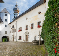 fileadmin/roha/Interessantes-in-Kurzform/AN-HOE-KLOST-0085-01-D-MR-roha-Anger-Hoeglwoerth-Kloster-Innenhof-Brunnen-Tor.png