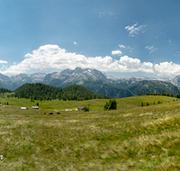 fileadmin/roha/images_galerie/orte_landschaft/Berchtesgaden/Jenner-Schoenau/BGD-JENN-GOTZ-0001-D-P-roha-Berchtesgaden-Jenner-Gotzen-Alm-Panorama.png