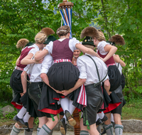 fileadmin/roha/images_galerie/brauchtum/Tracht/BR-TRACH-AUFH-20180501-1608-01-D-roha-Brauchtum-Tracht-Anger-Aufham-Bandltanz.png