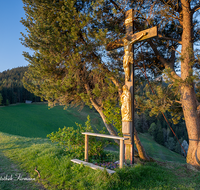 fileadmin/roha/images_galerie/kirche_religion/Anger/KKKM-ANG-FUERM-0053-D-roha-Gipfel-Weg-Kreuz-Anger-Fuermann-Alm-Sonnenaufgang.png