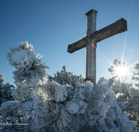 fileadmin/roha/images_galerie/stimmung-Sonne/KKKM-BGD-ROSS-WI-0005-D-roha-Gipfelkreuz-Berchtesgaden-Winter-Schnee-Hoher-Goell.png