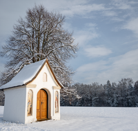 fileadmin/roha/images_galerie/orte_landschaft/Saaldorf/KKKM-SAAL-ABTS-0005-02-1-D-M-roha-Kapelle-Steinbruenning-Abtsdorf-Saaldorf-Winter.png