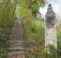 fileadmin/roha/images_galerie/kirche_religion/Teisendorf/KKKM-TEIS-PEST-0004-D-roha-Wegkreuz-Teisendorf-Pestsaeule-Treppe-Steinstufen.png