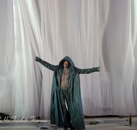 fileadmin/roha/images_galerie/orte_landschaft/Salzburg/Jedermann/2017/SA-KU-JEDERM-2017-2105-02-D-roha-Salzburg-Festspiele-Jedermann-Theater-Tod-Lohmeyer.png