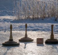 fileadmin/roha/images_galerie/Freizeit-Sport/SPO-EIS-STOCK-HOEG-0005-D-roha-Sport-Winter-Eis-Eisstock-Anger-Hoeglwoerth-Kloster-See-Stimmung.png