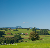 fileadmin/roha/images_galerie/orte_landschaft/Surberg_-_Lauter/SURB-PAN-0009-D-roha-Surberg-Panorama-Kirche-Landschaft-Chiemgauer-Berge.png