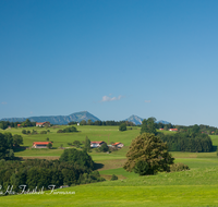 fileadmin/roha/images_galerie/orte_landschaft/Surberg_-_Lauter/SURB-PAN-0009-D-roha-Surberg-Panorama-Kirche-Landschaft-Chiemgauer-Berge.png