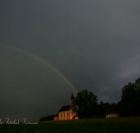 fileadmin/roha/images_galerie/stimmung-Sonne/WAG-MUEHLB-0021-D-roha-Waging-Muehlberg-Kirche-Regenbogen-Blumenwiese.png