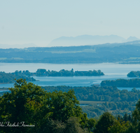 fileadmin/roha/images_galerie/orte_landschaft/Rimsting-Chiemsee/CHIE-PAN-RATZ-0005-D-roha-Chiemsee-Ratzinger-Hoehe-Panorama-Stimmung.png