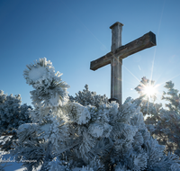 fileadmin/roha/images_galerie/orte_landschaft/Berchtesgaden/Rossfeld-Goell/KKKM-BGD-ROSS-WI-0004-D-roha-Gipfelkreuz-Berchtesgaden-Winter-Schnee-Hoher-Goell.png