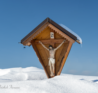 fileadmin/roha/images_galerie/kirche_religion/Neukirchen/KKKM-NEUK-SCHWARZ-0001-03-D-roha-Wegkreuz-Neukirchen-Schwarzenberg-Winter-Teisendorf.png