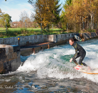 fileadmin/roha/images_galerie/orte_landschaft/Salzburg/Almkanal/SA-B-ALMK-WEL-0007-D-roha-Salzburg-Almkanal-Wasser-Kanal-Welle-Surferin.png