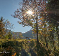 fileadmin/roha/images_galerie/orte_landschaft/Schneizlreuth/STIM-WEISSB-BANK-0002-D-roha-Stimmung-Sonne-Weissbach-Bank-herbst.png