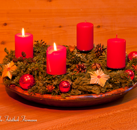 fileadmin/roha/images_galerie/brauchtum/Weihnachten/BR-WEIH-KERZE-AD-KR-0020-D-roha-Brauchtum-Weihnachten-Advent-Kranz-Vier-Kerzen.png