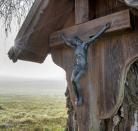 fileadmin/roha/images_galerie/kirche_religion/Ainring/KKKM-AINR-RAB-0004-D-roha-Wegkreuz-Ainring-Rabling-Nebel.png