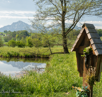 fileadmin/roha/images_galerie/kirche_religion/Weildorf/KKKM-WEIL-KUMPF-0006-D-roha-Wegkreuz-Weildorf-Kumpfmuehle-Weiher.png