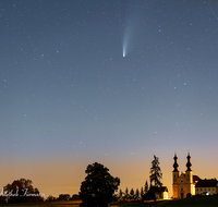 fileadmin/roha/images_galerie/orte_landschaft/Oberndorf_-_Oesterreich/LANDS-HIM-NA-KOM-0002-D-roha-Landschaft-Himmel-Nacht-Komet-Neowise-Maria-Buehel.png