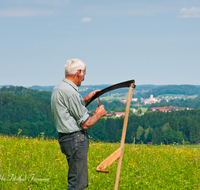 fileadmin/roha/images_galerie/Landwirtschaft/LANDW-HAND-SENS-0071-D-roha-Landwirtschaft-Handarbeit-Sense-Bauer-Blumenwiese-wetzen.png