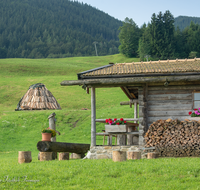 fileadmin/roha/images_galerie/orte_landschaft/Teisendorf/Neukirchen/TEI-NEUK-KOEHL-0024-0831-D-roha-Neukirchen-Kohlenmeiler-Brauchtum-Huette.png