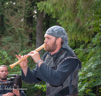 fileadmin/roha/images_galerie/brauchtum/Ritter-Mittelalter/BR-MITTELALT-PID-2016-1845-01-D-roha-Brauchtum-Mittelalterfest-Piding-Schloss-Staufeneck-Dudelsack-Floete.png