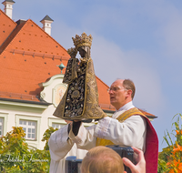 fileadmin/roha/images_galerie/orte_landschaft/Altoetting/BR-TRACH-ALTOET-0056-D-roha-Brauchtum-Tracht-Wallfahrt-Altoetting-Kapellplatz-Schwarze-Madonna.png