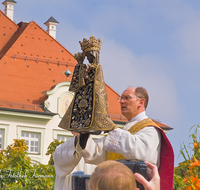 fileadmin/roha/images_galerie/orte_landschaft/Altoetting/BR-TRACH-ALTOET-0056-D-roha-Brauchtum-Tracht-Wallfahrt-Altoetting-Kapellplatz-Schwarze-Madonna.png