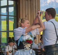 fileadmin/roha/images_galerie/brauchtum/Tracht/Trachtenverein_Anger/BR-TRACH-ANG-20160701-2020-01-D-roha-Brauchtum-Tracht-Anger-Hoeglwoerth-Tanz.png