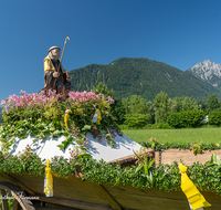 fileadmin/roha/images_galerie/orte_landschaft/Piding/Piding-Feste-Theater-usw/KKKM-HL-LEON-PID-0002-D-roha-Heiliger-Leonhard-Statue-Piding-Festwagen.png