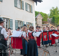 fileadmin/roha/images_galerie/musik/Blasmusik/Anger_-_Aufham/MU-BLA-ANG-BERG-STA-2018-1943-01-D-roha-Musik-Blasmusik-Musikkapelle-Anger-Bergschuetzen-Dorfplatz-Standkonzert.png