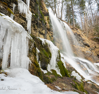 fileadmin/roha/images_galerie/orte_landschaft/Schneizlreuth/SCHNEILZL-WEISSB-FALL-0016-D-M-roha-Schneizlreuth-Weissbachfall-Wasser-Wasserfall-Winter-Eis-Schnee.png