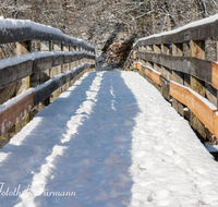 fileadmin/roha/Lieblingsbilder-making/making-of/WEGE-HOEGLW-0021-A-02-D-roha-Steg-Weg-Hoeglwoerther-See-Winter.png