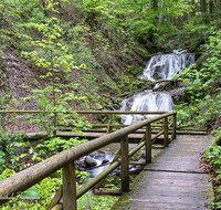 fileadmin/roha/images_galerie/orte_landschaft/Teisendorf/WEGE-TEIS-VERS-WAS-FA-0006-D-roha-Weg-Teisendorf-Verschoenerungsweg-Wald-Wasserfall.png