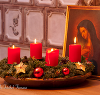 fileadmin/roha/images_galerie/brauchtum/Weihnachten/BR-WEIH-ADV-0016-D-roha-Brauchtum-Weihnachten-Advent-Frauentragen-Ikone-Marienbildnis-Adventskranz-Kerzen.png