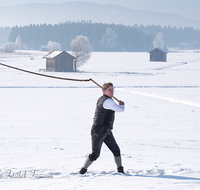 fileadmin/roha/images_galerie/brauchtum/Schnalzen/Schnalzen-Haarmoos/BR-SCHNA-HAARM-EICH-1137-01-D-roha-Brauchtum-Aper-Schnalzen-Haarmoos-Eichet-Schnee-Winter.png